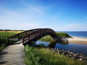 Ayka auf einer Brücke in Keitum