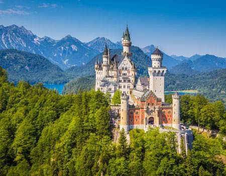 Schloss Neuschwanstein mit Bergen, Fluss und Wald