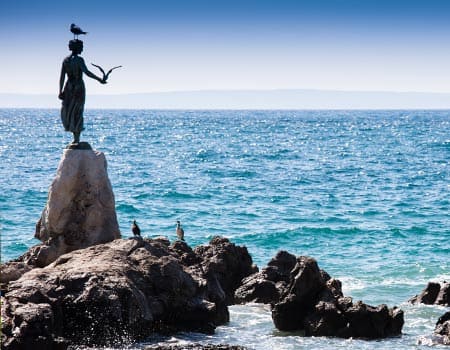 Statue am Meer: Mädchen mit Möwe