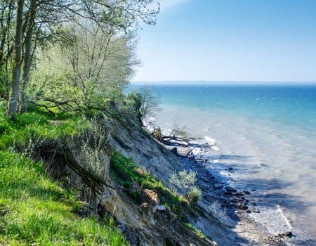 Steiler Hang am Meer