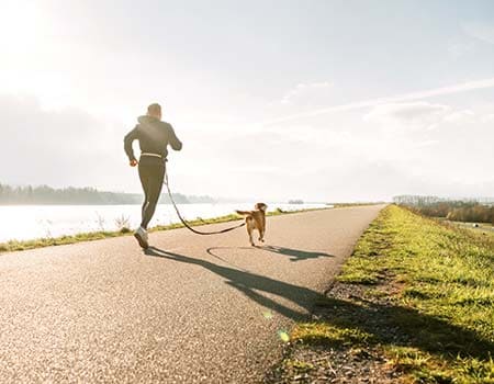 Mann Joggt mit seinem Hund