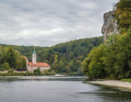 Blick aufs Kloster Weltenburg mit Fluss