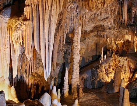 Stalaktiten und Stalagmiten in einer Höhle