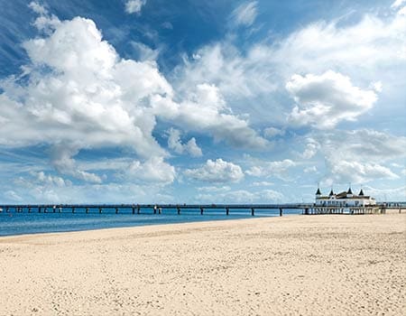 Strandpromenade auf Usedom unter blauem Himmel