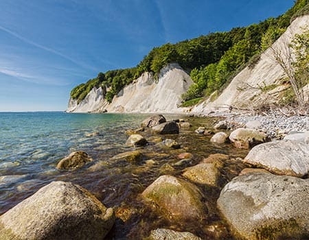 Felsen liefen an der Küste von Rügen